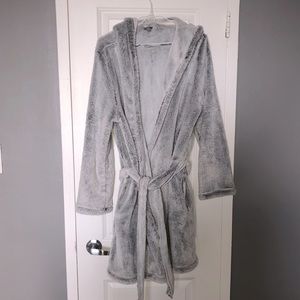 SOFT AND COZY AERIE ROBE WITH HOOD AND POCKETS